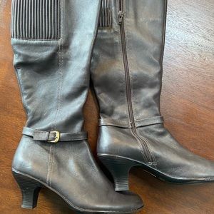 Size 9 tall brown softspots women’s fashion boots